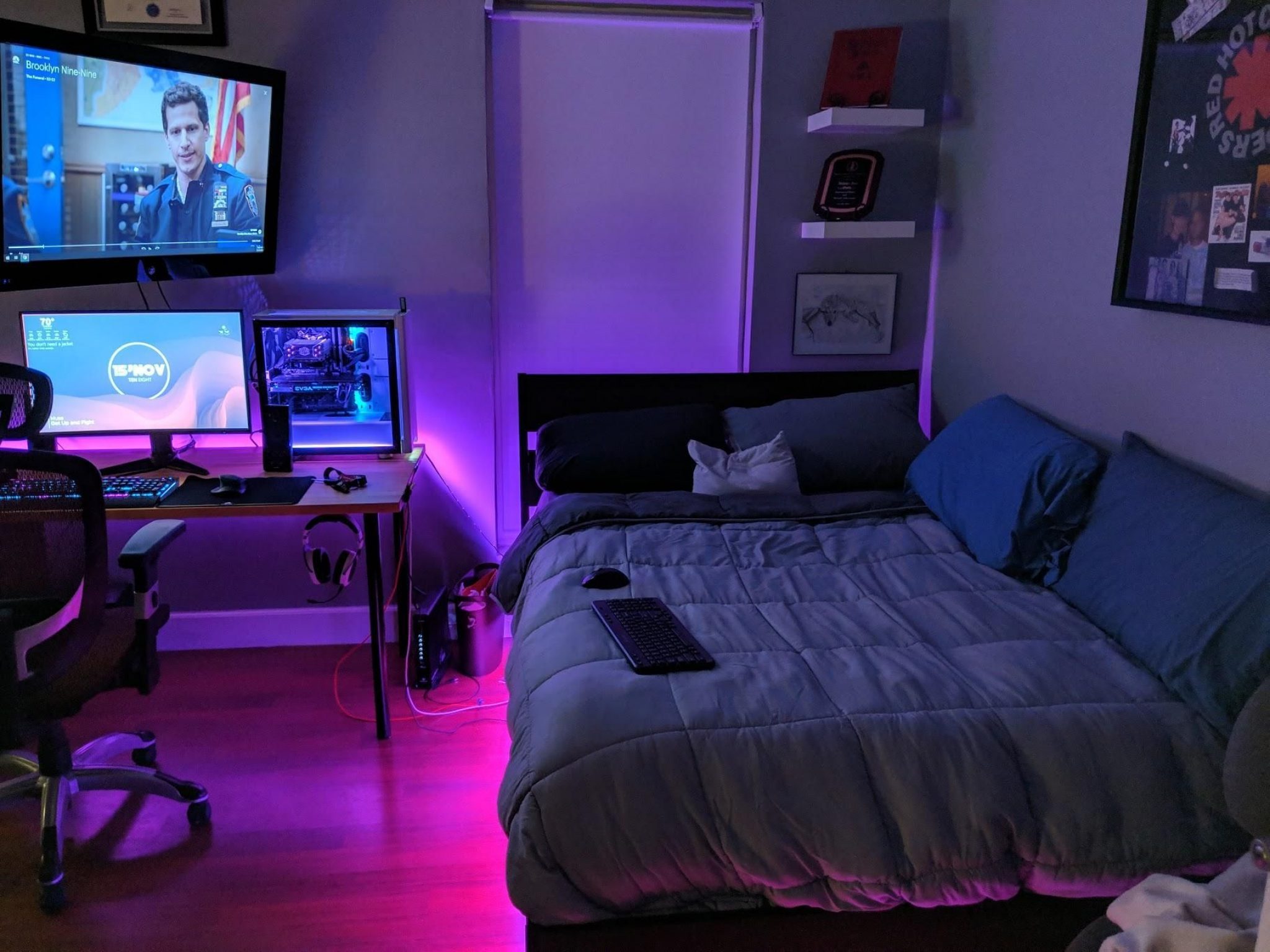 My room game. Комната геймера с подсветкой. Комната подростка геймера. Геймерская комната для подростка. Геймерская комната с кроватью.